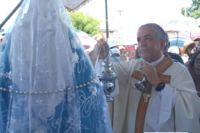 Multidão participa da missa da Padroeira na Festa de Alagoas